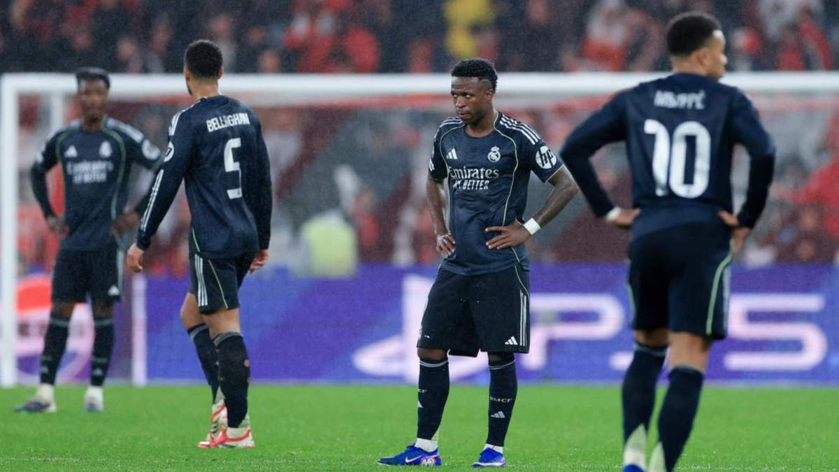 Jude Bellingham, Vinicius Junior y Kylian Mbappé, alicaídos, en la derrota del Madrid contra el Benfica.