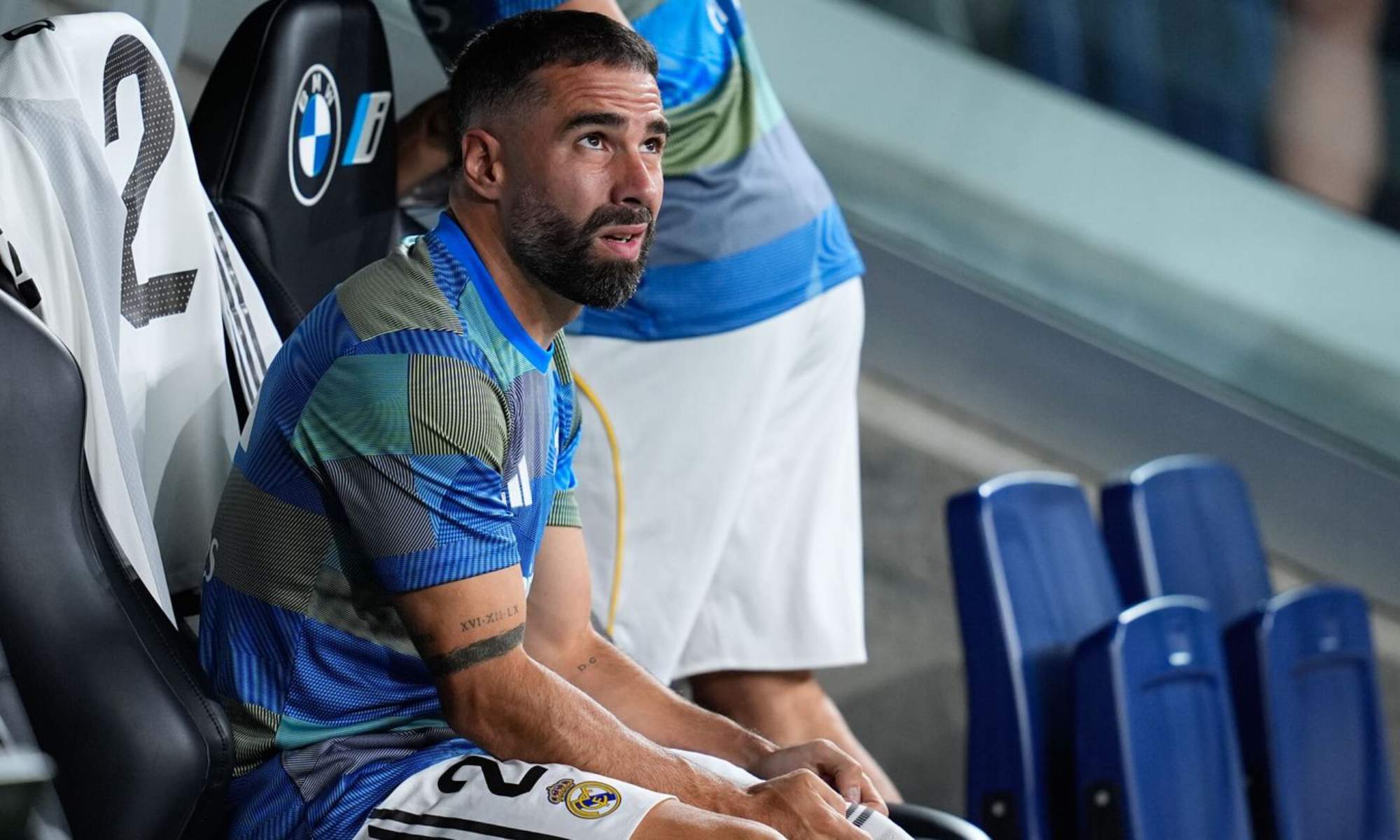 Dani Carvajal, en el banquillo del Santiago Bernabéu durante la previa de un partido.