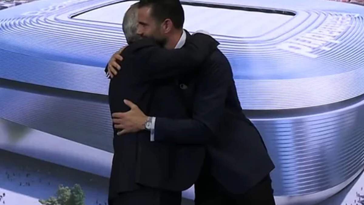 Florentino abrazando a Nacho en el día de su despedida Florentino abrazando a Nacho en el día de su despedida