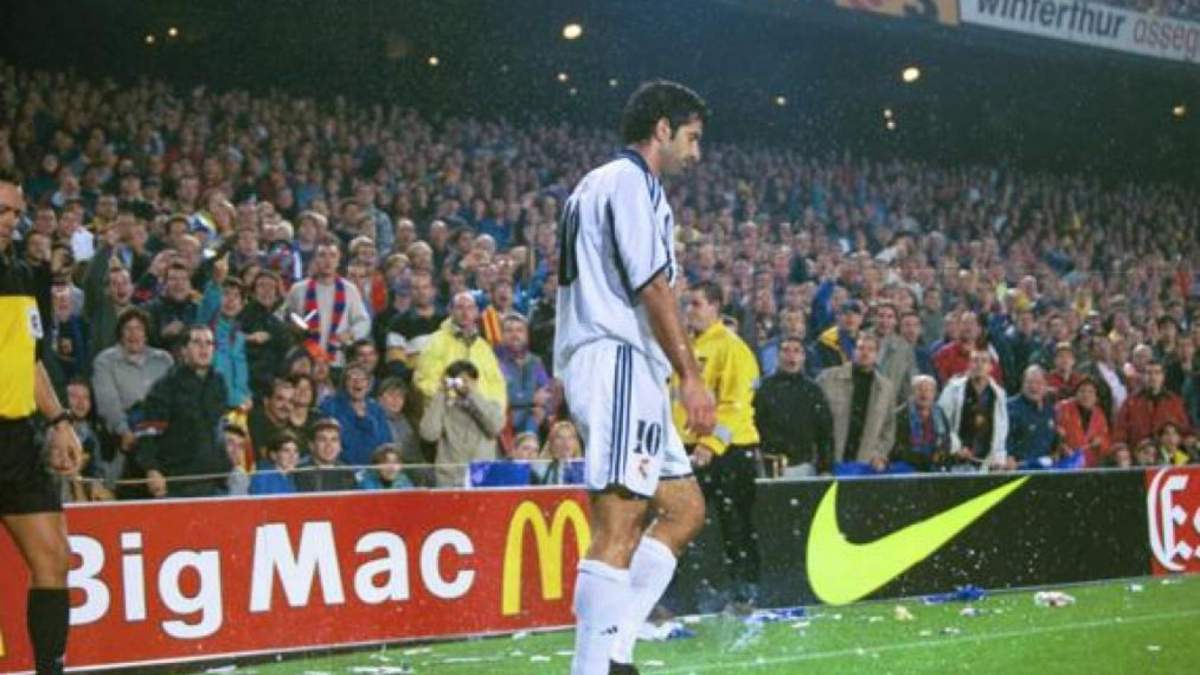 Figo a la hora de lanzar un córner en aquel Clásico