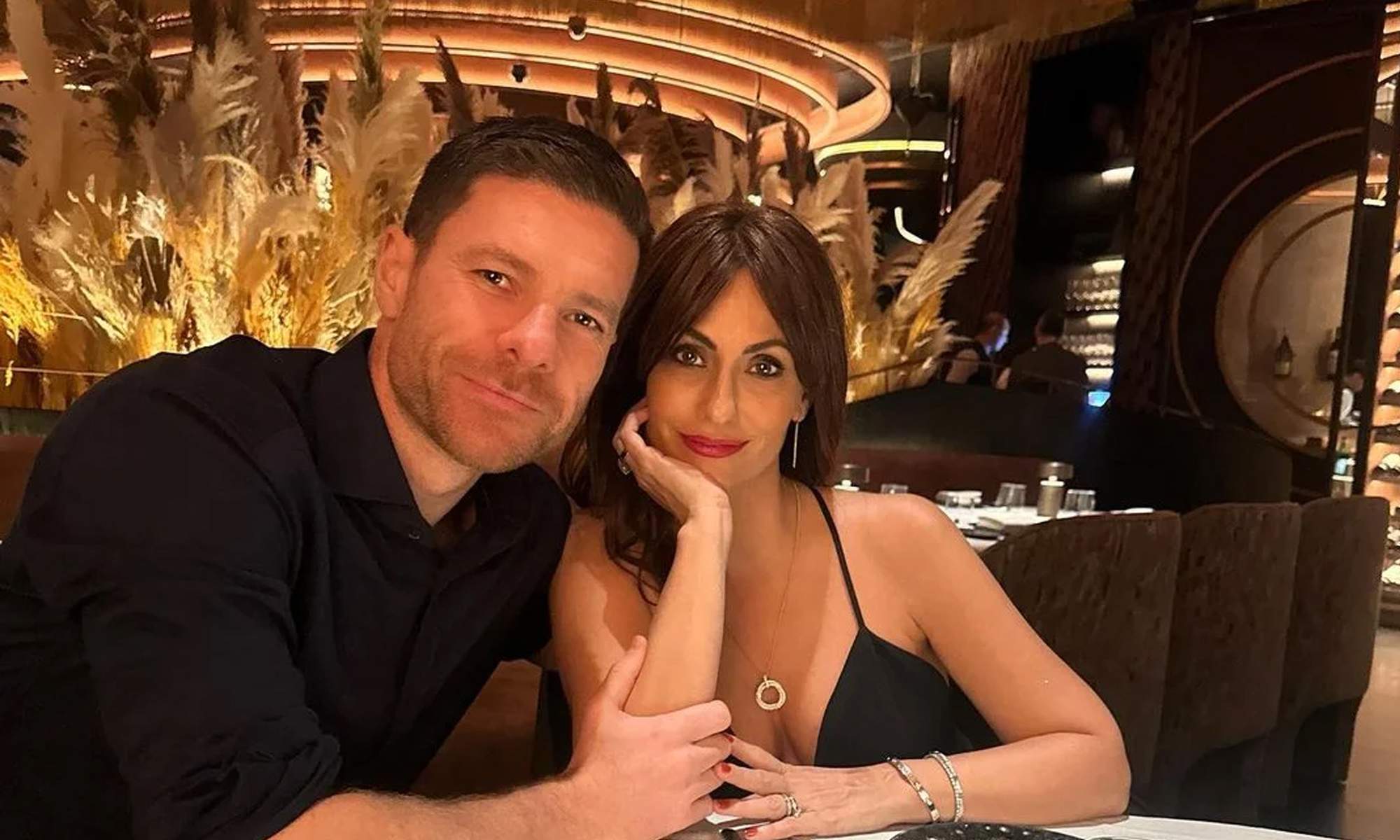 Xabi Alonso y Nagore Aranburu en un restaurante. 