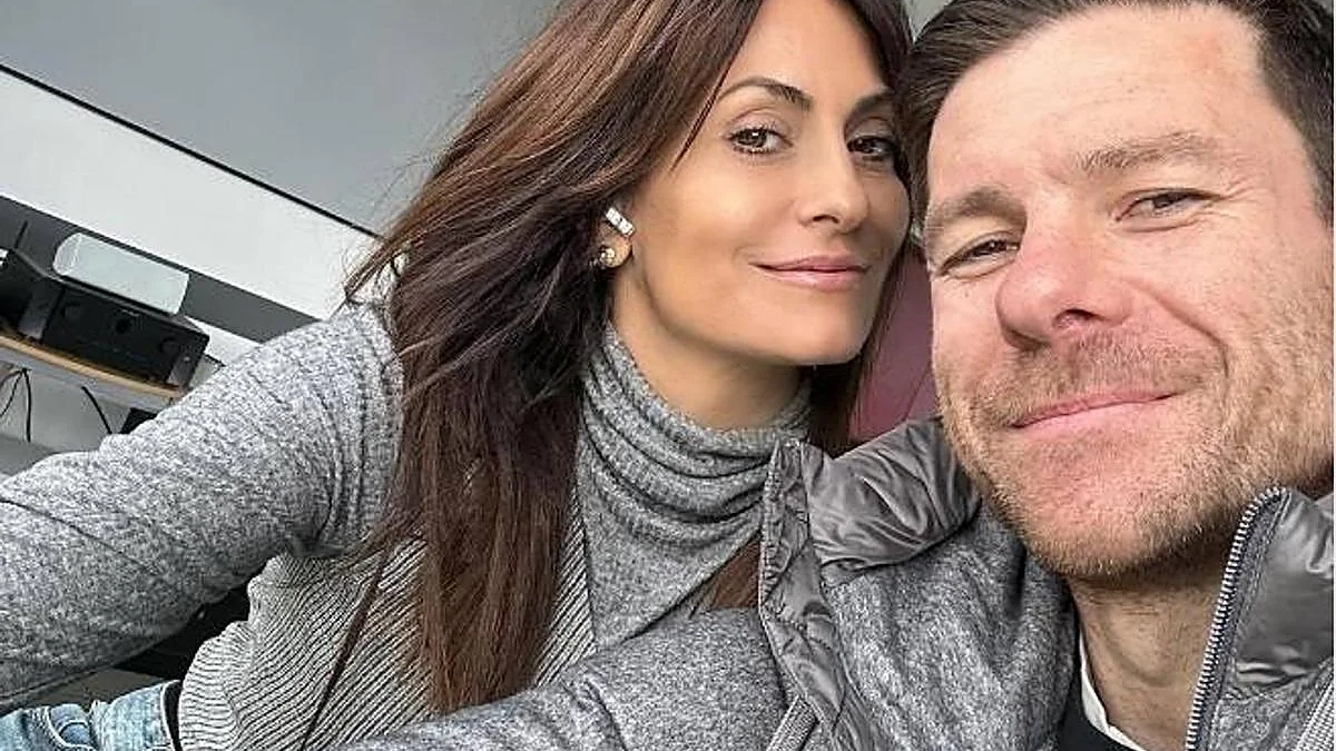 Xabi Alonso sacándose un selfie con Nagore, su mujer. Xabi Alonso sacándose un selfie con Nagore, su mujer.