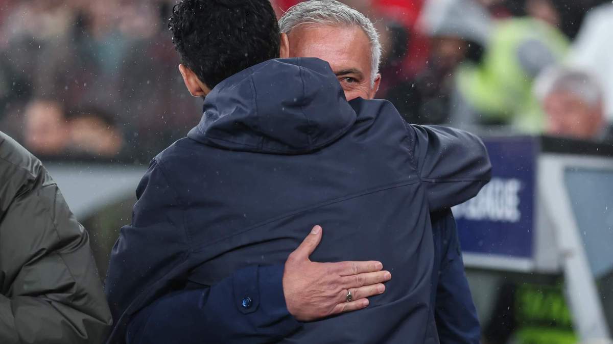 José Mourinho abrazando a Álvaro Arbeloa.