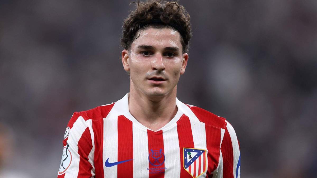 Julián Álvarez jugando un partido contra el Atlético de Madrid.