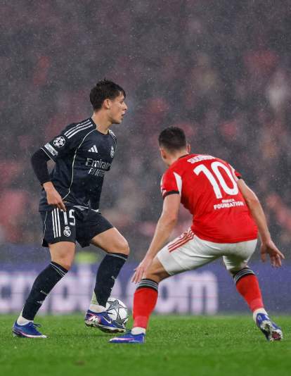 Arda Güler jugando contra el Benfica. 