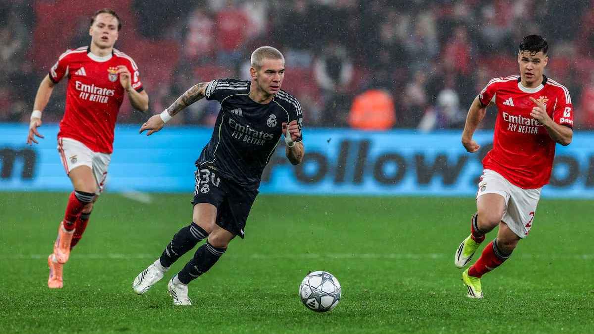 Franco Mastantuono jugando contra el Benfica. 