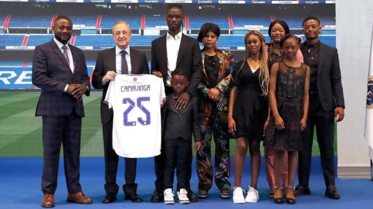 Camavinga junto a su familia en su presentación como futbolista del Real Madrid