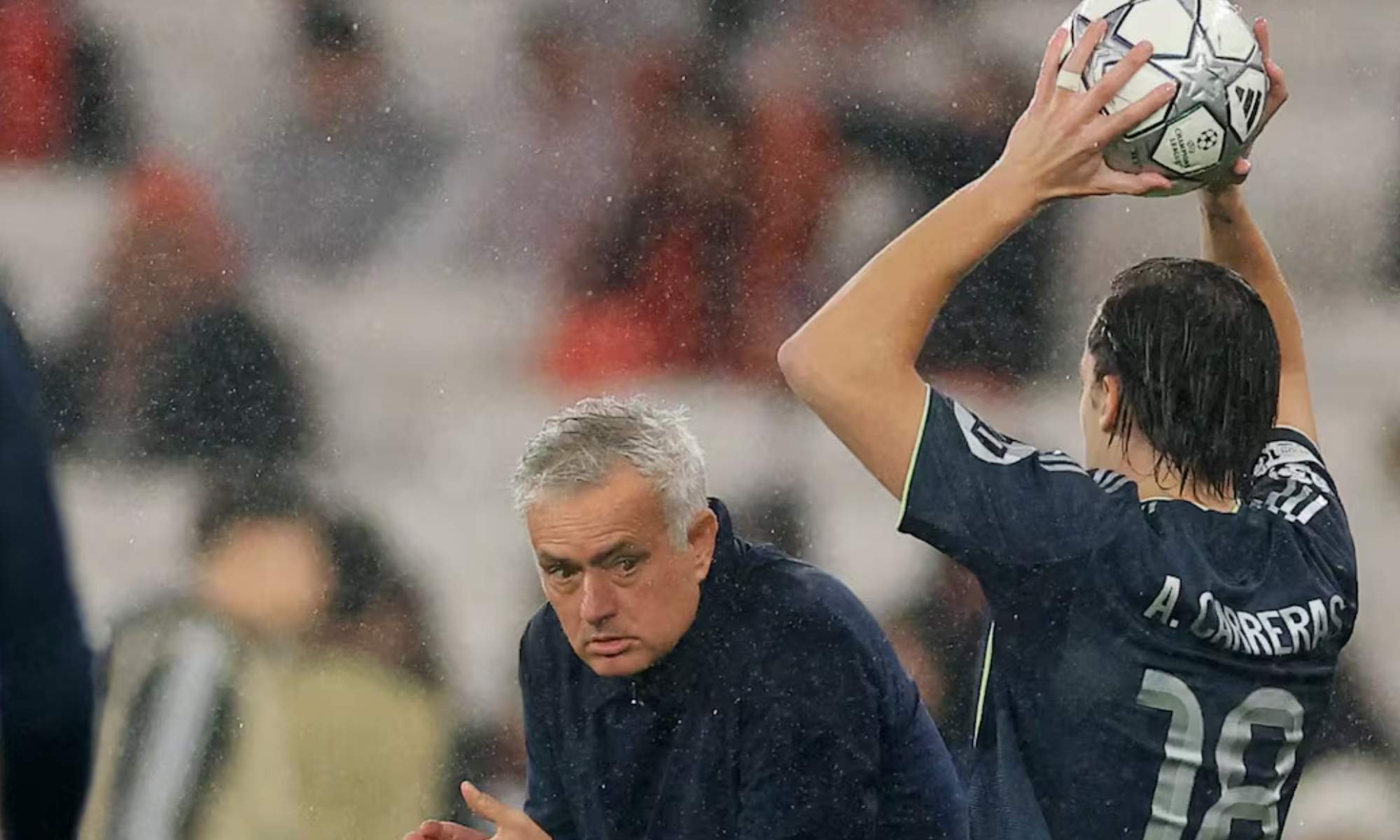 José Mourinho, durante el partido de esta semana ante el Real Madrid, con Álvaro Carreras al lado.