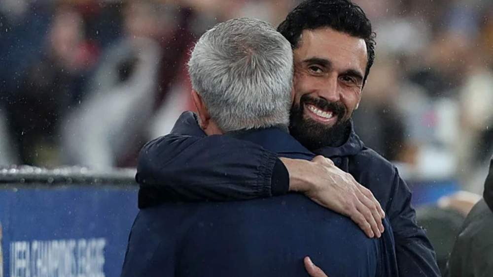 José Mourinho y Álvaro Arbeloa se abrazan antes del partido de este miércoles entre el Benfica y el Real Madrid.