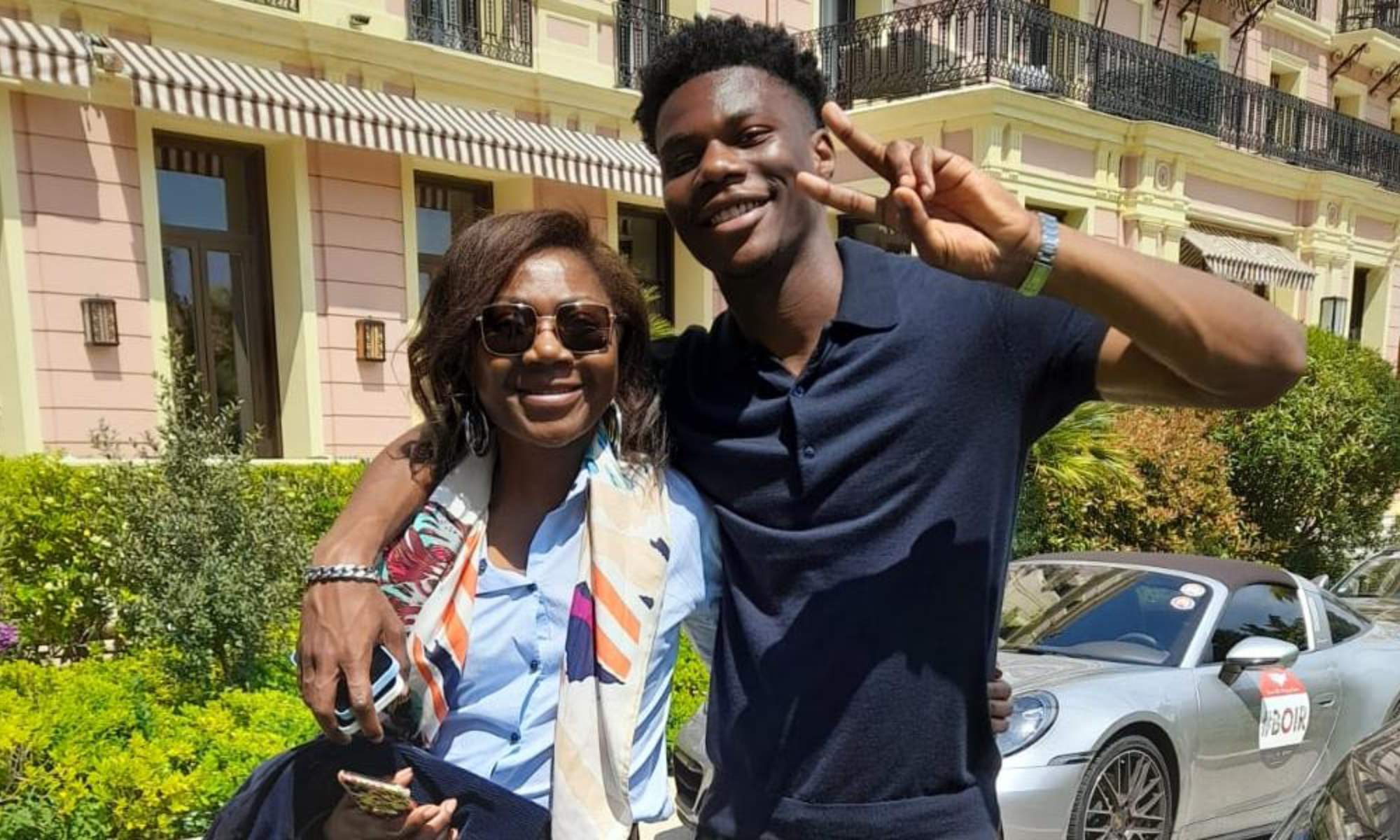 Aurelién Tchouameni, junto a su madre, Jossete, en una fotografía de archivo.