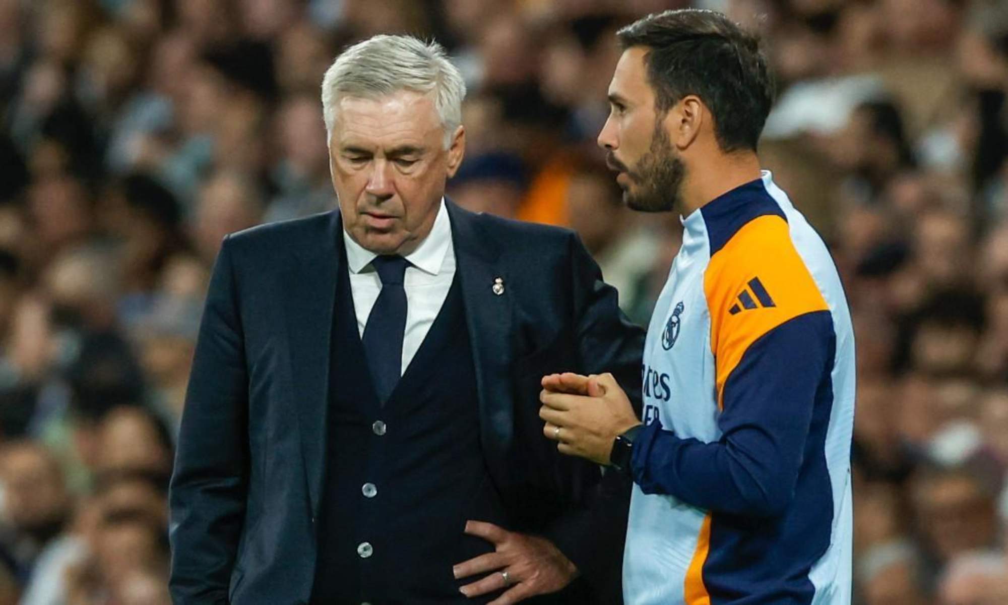 Carlo y Davide Ancelotti, conversando durante un partido del año pasado del Real Madrid en el Santiago Bernabéu.