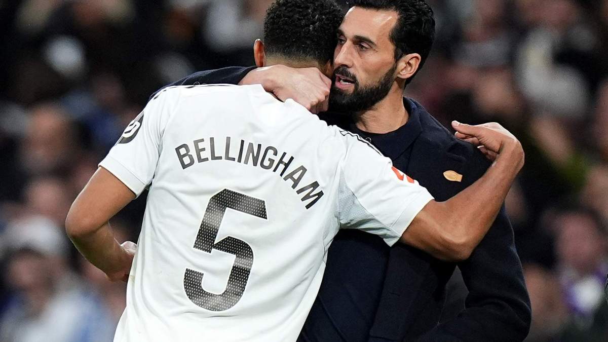 Arbeloa dando un abrazo a Bellingham