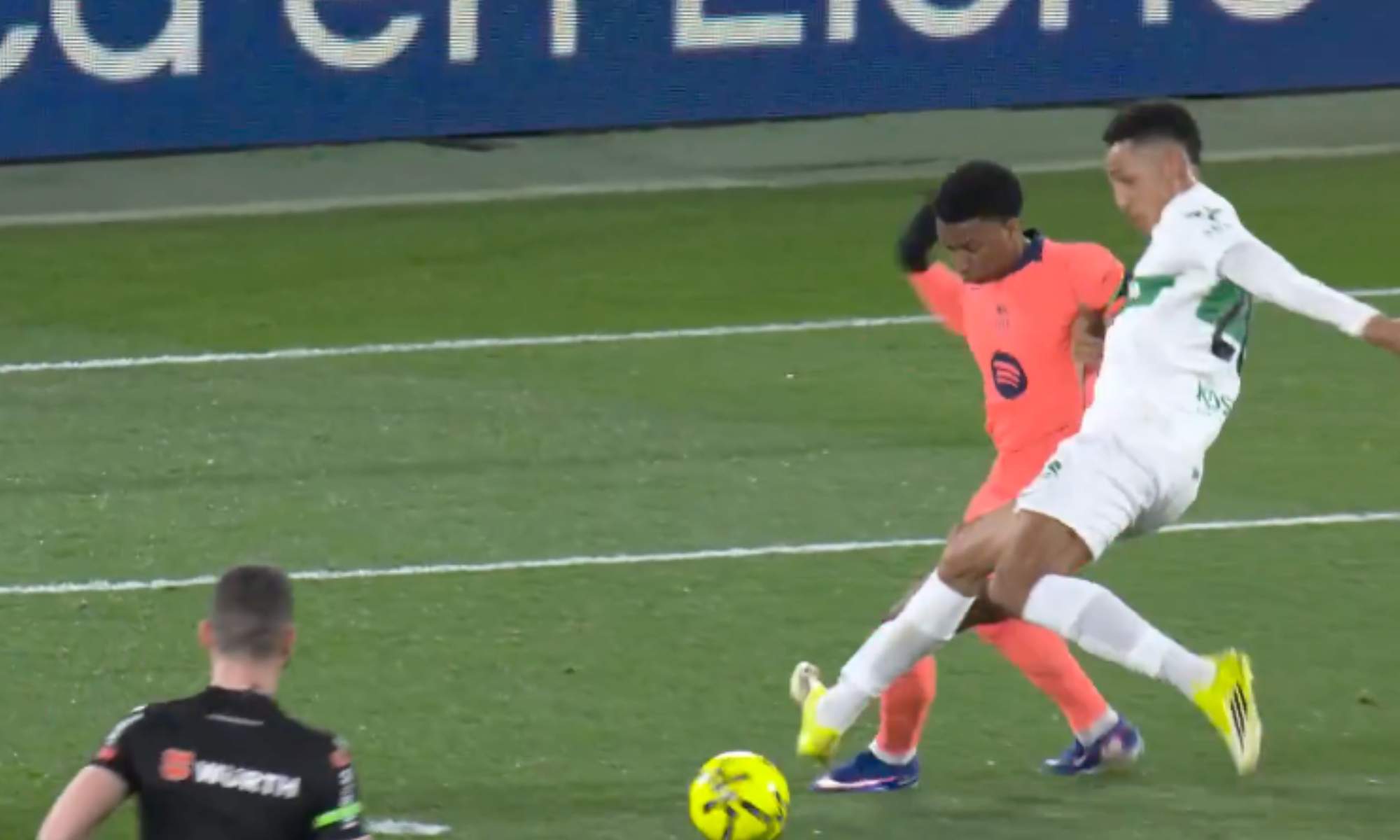 El claro empujón de Balde a Álvaro no ha sido señalado como penalti dentro del área del Barça en el partido contra el Elche. El claro empujón de Balde a Álvaro no ha sido señalado como penalti dentro del área del Barça en el partido contra el Elche.