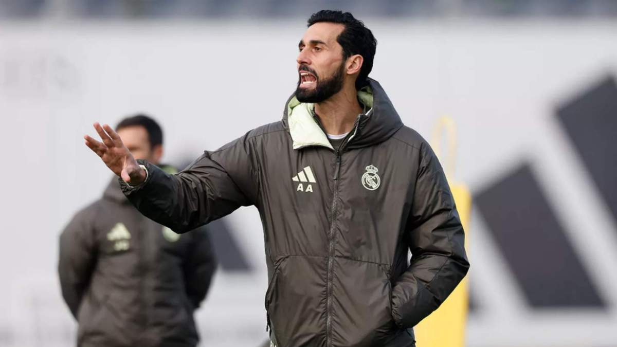 Álvaro Arbeloa dirigiendo su primer entrenamiento con el Real Madrid