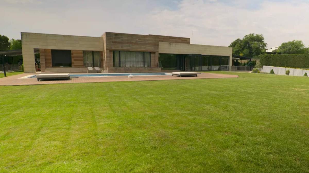 El exterior de la casa de Cristiano Ronaldo en Madrid