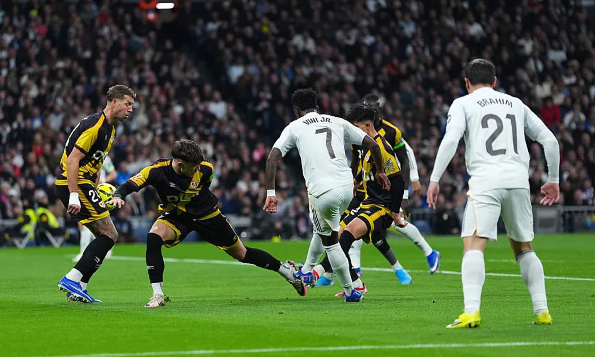 El disparo de Vinicius Junior, entre defensores del Rayo, para hacer el primer gol del partido. El disparo de Vinicius Junior, entre defensores del Rayo, para hacer el primer gol del partido.