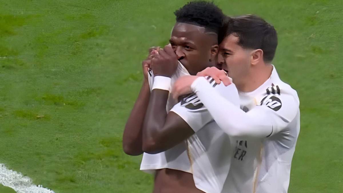 Vinícius Júnior y Brahim Díaz celebrando el gol del Madrid al Rayo.