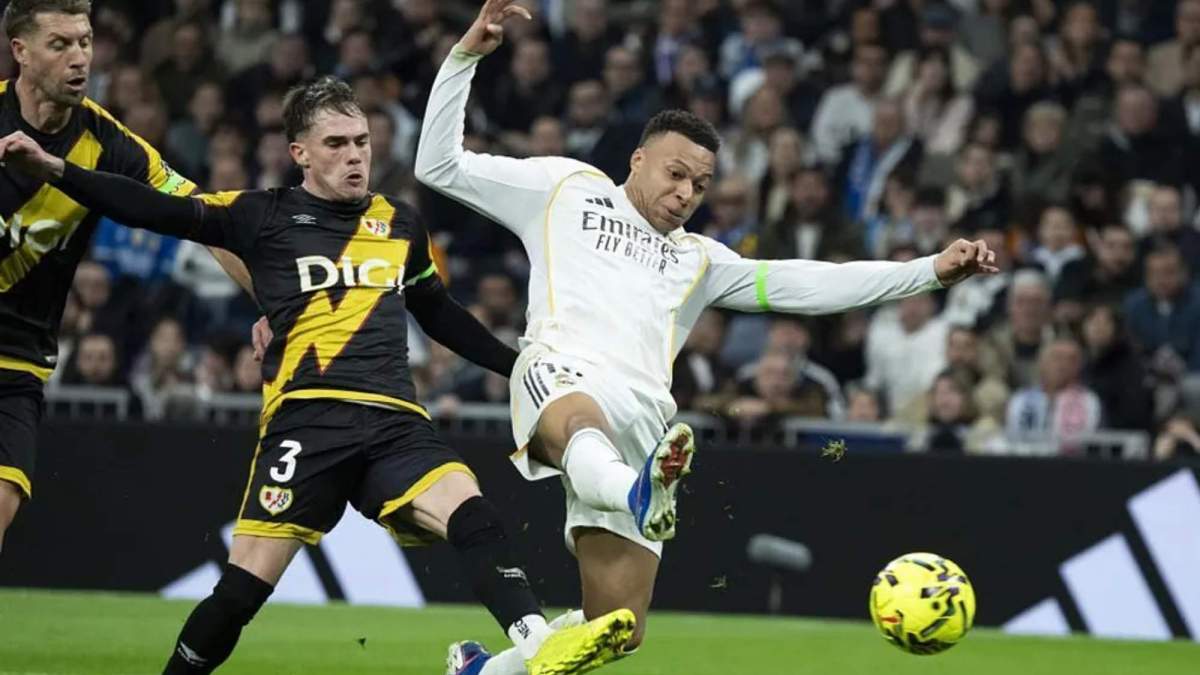 Kylian Mbappé, intentado rematar ante Pep Chavarría, en el partido de esta tarde entre el Real Madrid y el Rayo Vallecano en el Santiago Bernabéu.