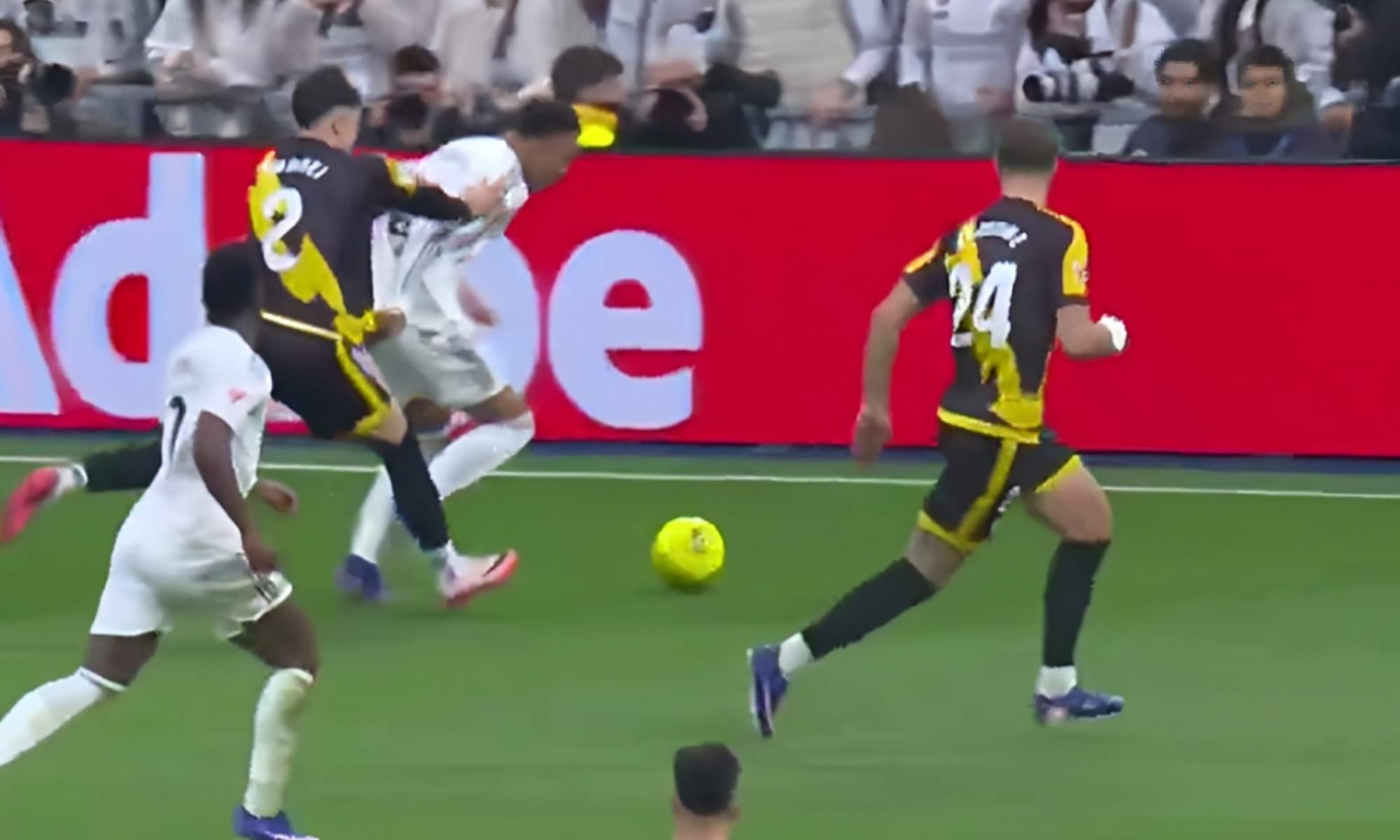 Mbappé pidió penalti por este empujón de Ratiu: Díaz De Mera no señaló nada Mbappé pidió penalti por este empujón de Ratiu: Díaz De Mera no señaló nada