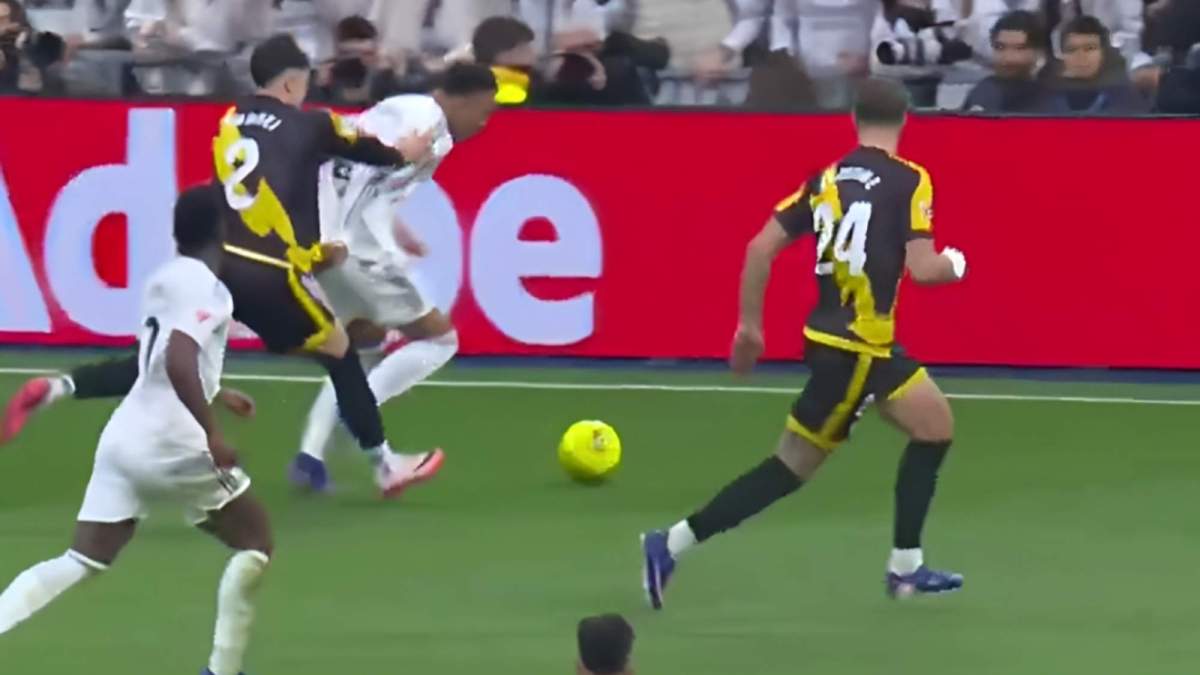 Mbappé pidió penalti por este empujón de Ratiu: Díaz De Mera no señaló nada