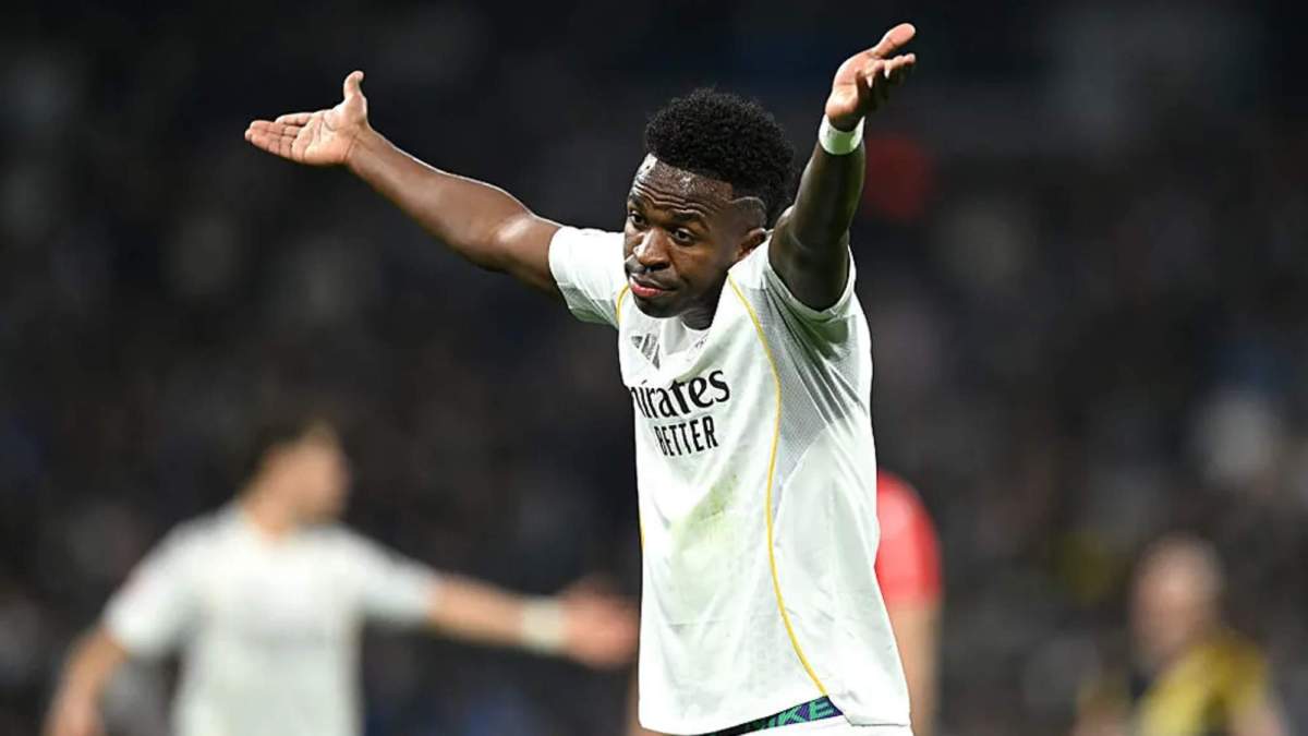 Vinicius Junior, con las manos levantadas, en el partido de esta tarde ante el Rayo Vallecano.