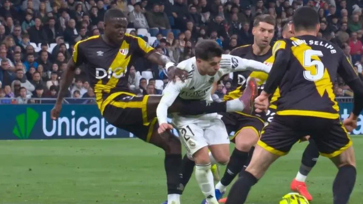 El claro penalti de Mendy a Brahim