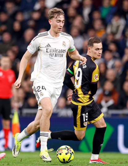 Dean Huijsen jugando contra el Rayo Vallecano. 