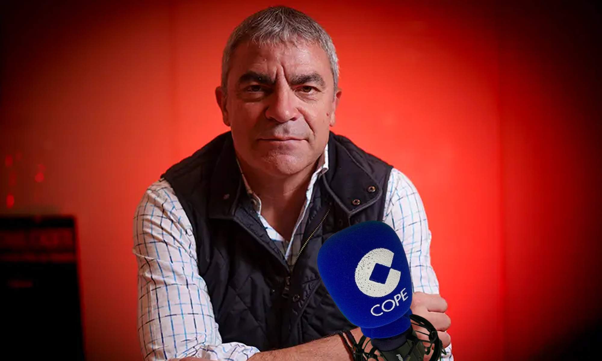 Manolo Sanchís y un micrófono de COPE. 
