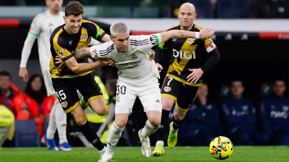 Franco Mastnatuono jugando contra el Rayo Vallecano.