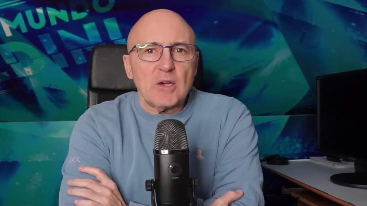 Maldini dando su opinión en su canal de Youtube.