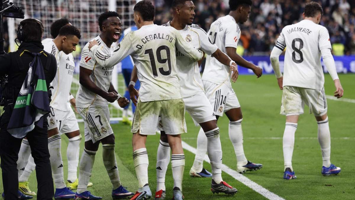 Dani Ceballos celebrando un gol del Real Madrid con sus compañeros.