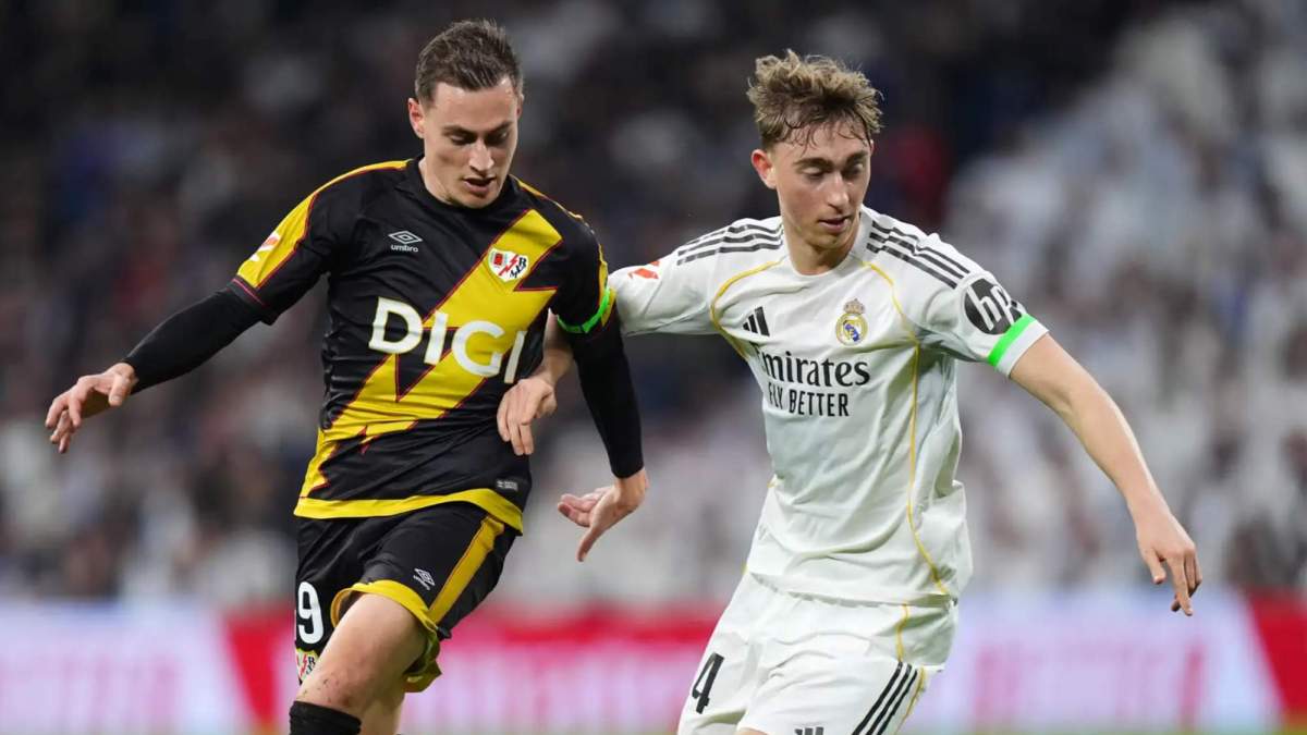 Dean Huijsen, peleando con Jorge de Frutos por un balón durante el partido entre el Real Madrid y el Rayo Vallecano.