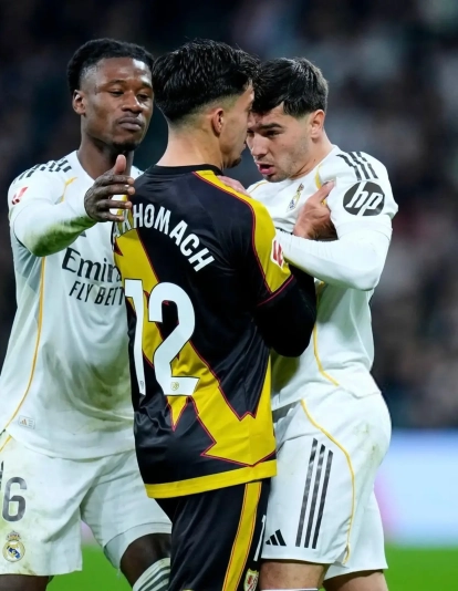 Brahim Díaz encarándose con su compañero de selección.