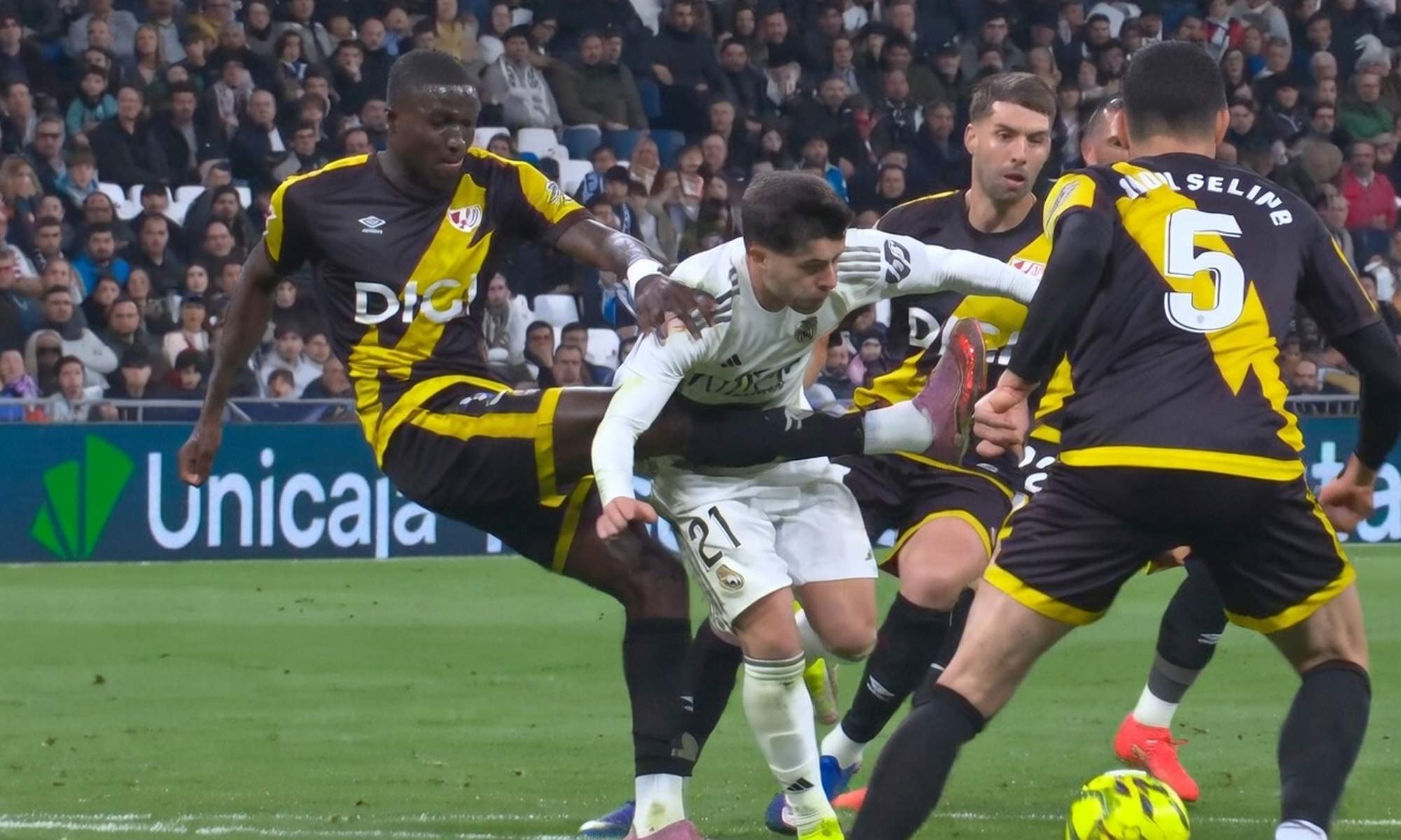 Jugador del Rayo Vallecano haciendo penalti a Brahim Díaz. 