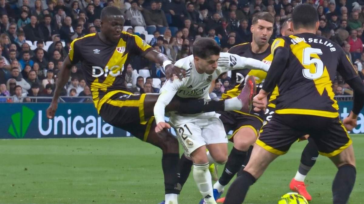 Jugador del Rayo Vallecano haciendo penalti a Brahim Díaz. 