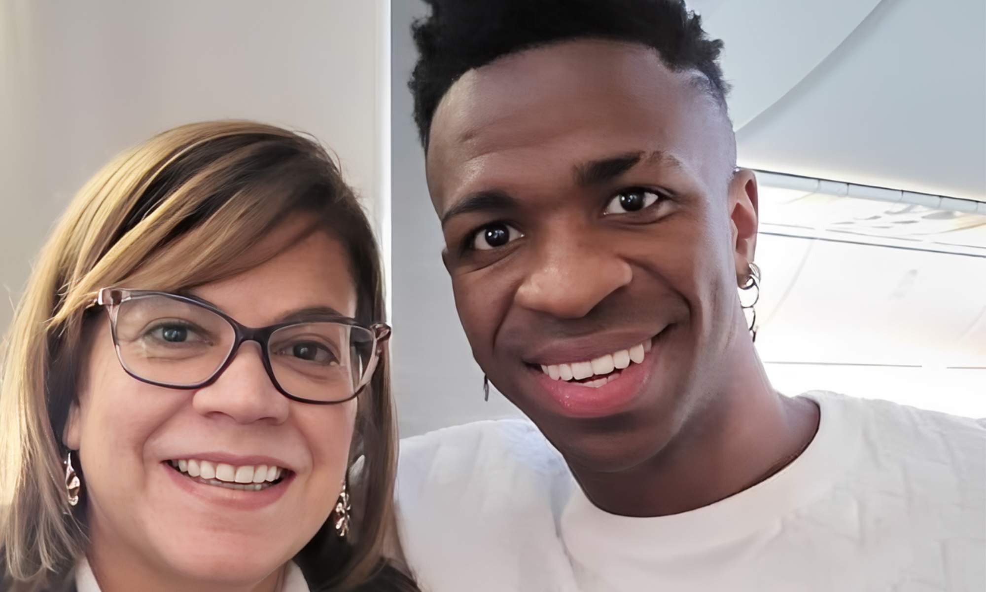Vinícius Júnior y Elizabeth May, la auxiliar de vuelo de American Airlines.