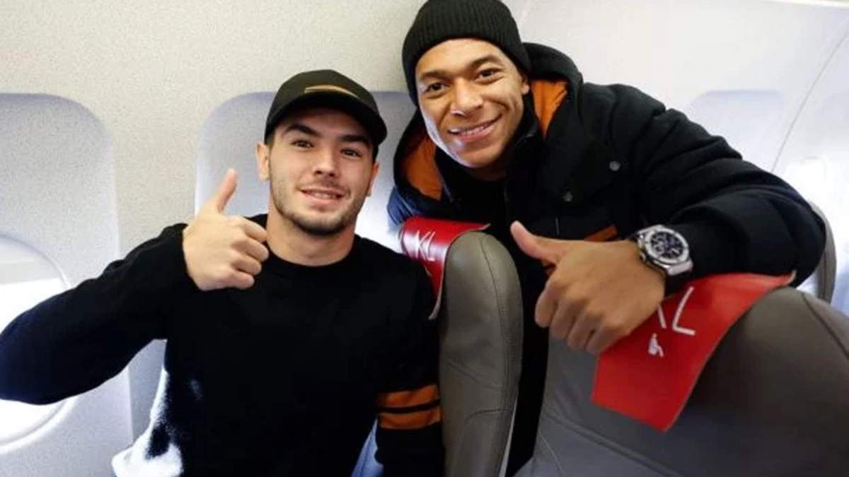 Brahim Díaz y Kylian Mbappé en un avión.