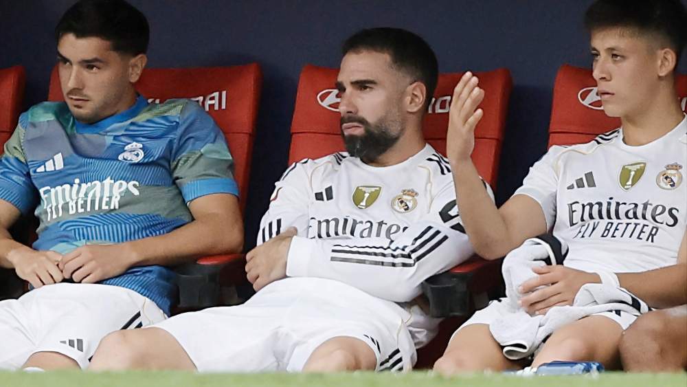 Dani Carvajal, en el banquillo del Real Madrid durante un partido, junto a Brahim Díaz y Arda Güler.