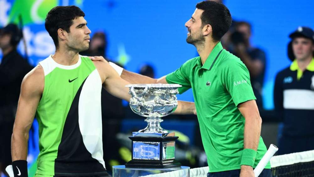 Carlos Alcaraz y Novak Djokovic, saludándose antes del partido de Melbourne de este domingo, en la final del Open de Australia.