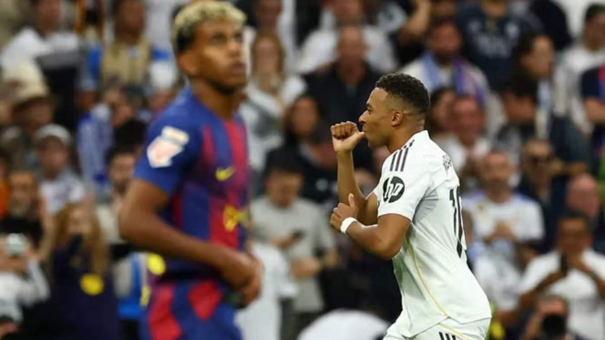 Kylian Mbappé, celebrando un gol con el Real Madrid ante la mirada triste de Lamine Yamal.