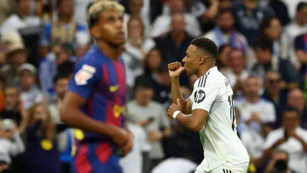 Kylian Mbappé, celebrando un gol con el Real Madrid ante la mirada triste de Lamine Yamal.