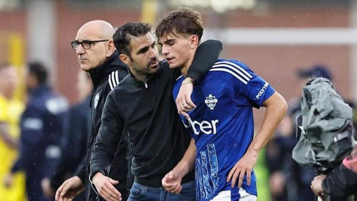 Cesc Fábregas y Nico Paz durante un partido