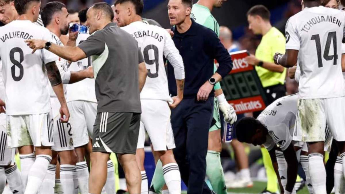 Xabi Alonso dando indicaciones a sus jugadores durante un partido