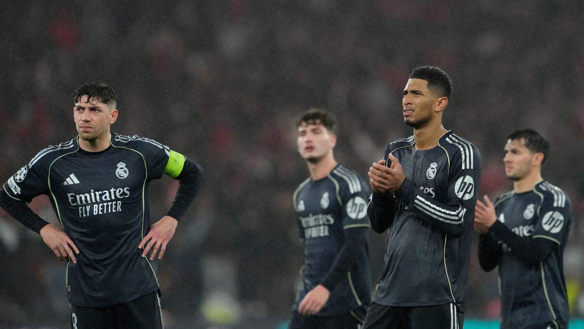 Jorge Cestero junto a algunos compañeros tras el partido contra el Benfica