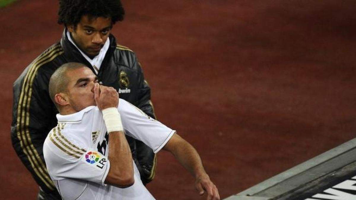 Pepe besándose el escudo tras una victoria en el Camp Nou