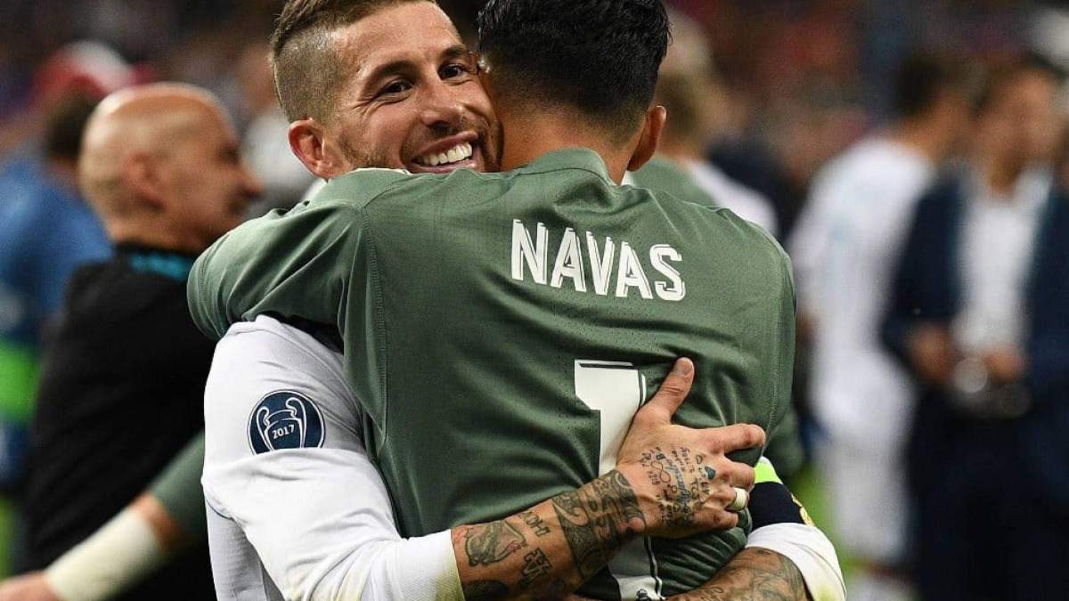 Sergio Ramos dándose un abrazo con Keylor Navas