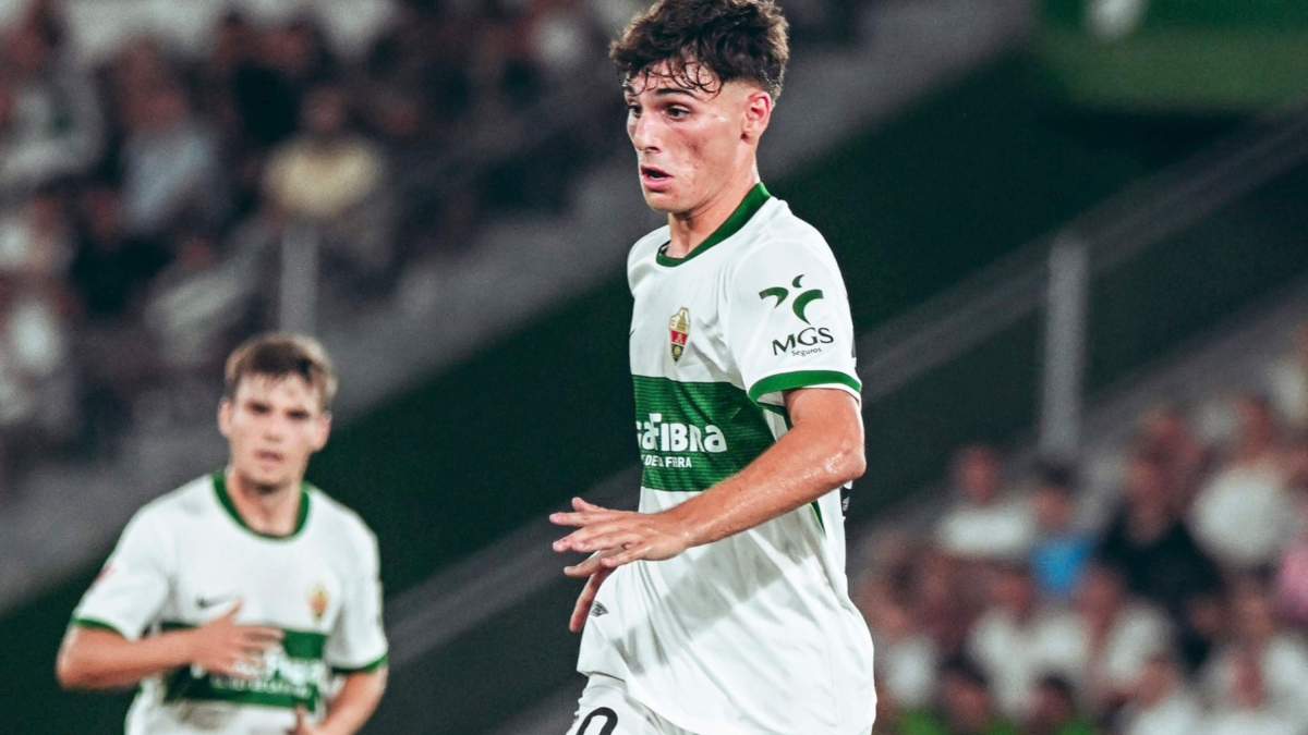Rodrigo Mendoza jugando un partido con el Elche.