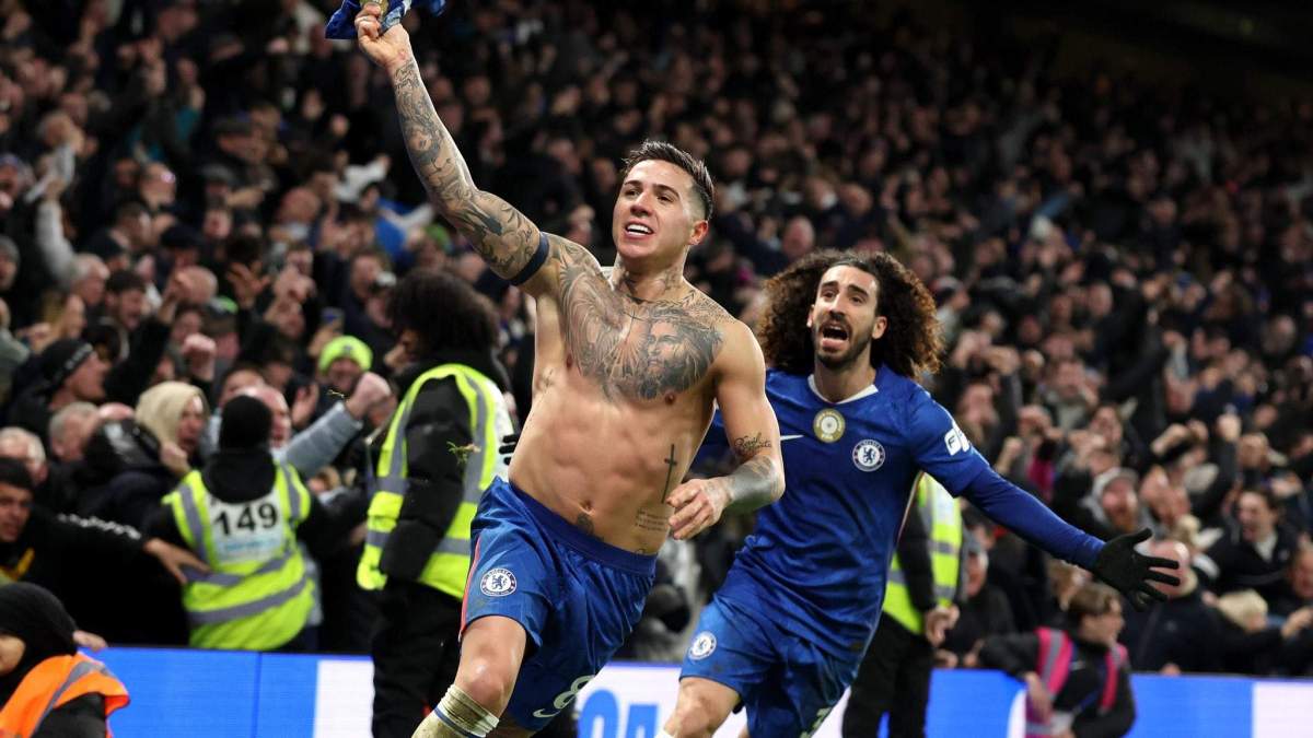 Enzo Fernández celebrando un gol con el Chelsea.