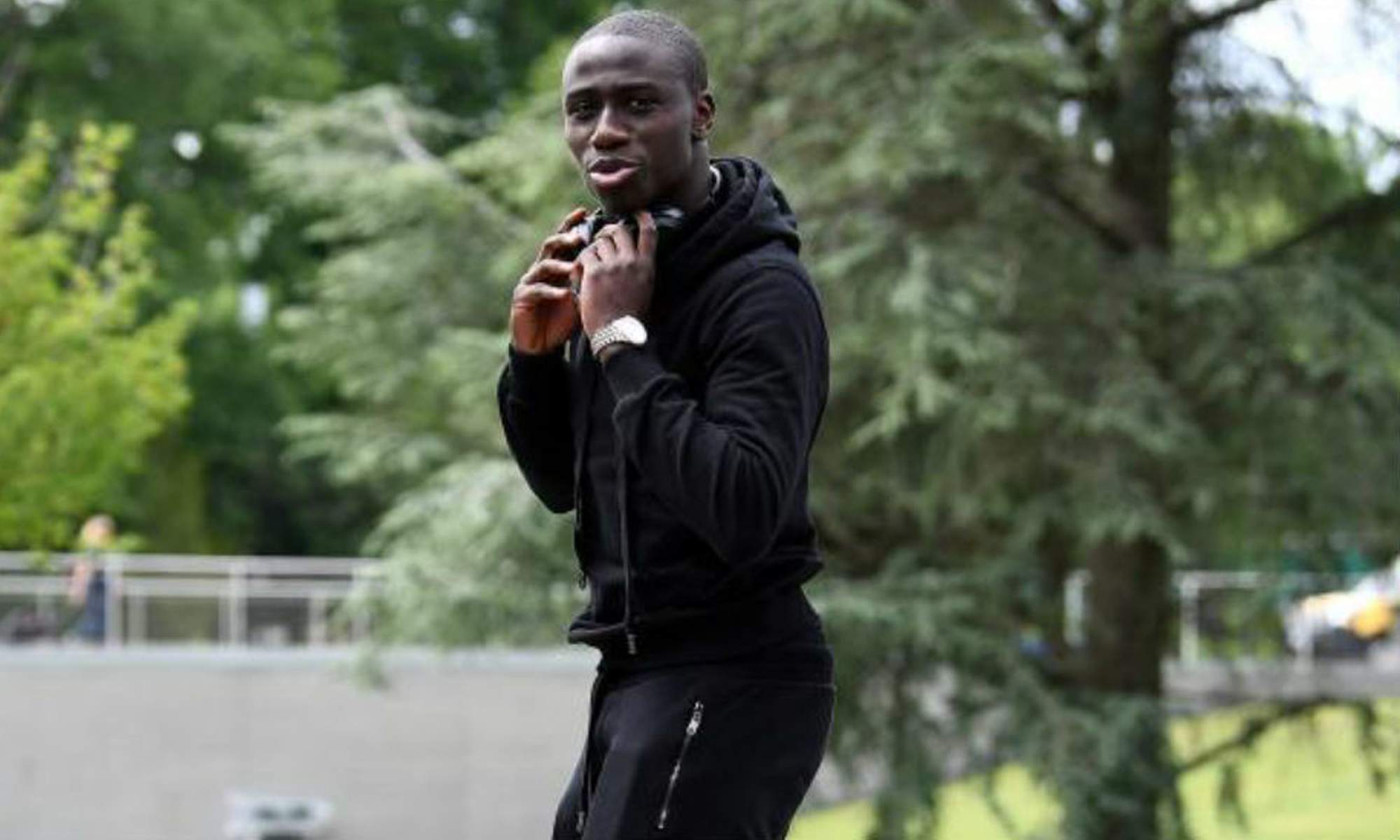 Ferland Mendy llevando un reloj en la calle. 