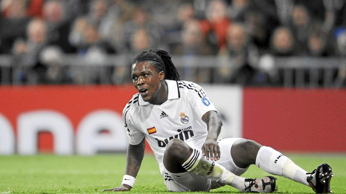 Drenthe disputando un partido con el Real Madrid.